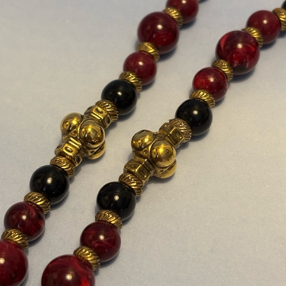 1928 Collection Gold Tone Marbled Burgundy & Black Beaded Locket Necklace 25” - Picture 8 of 14